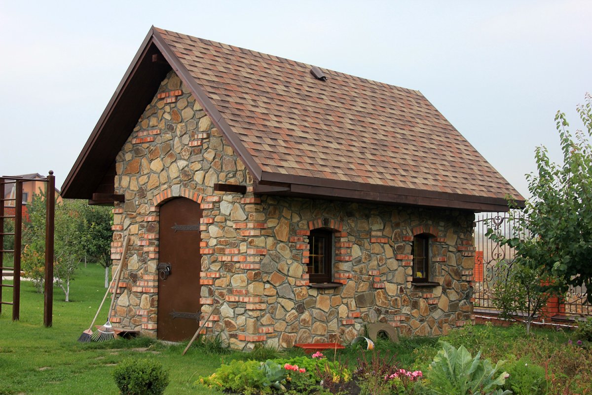 Домик из дикого камня