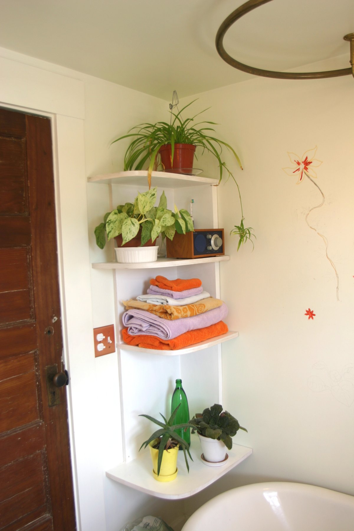 Полки угловые настенные