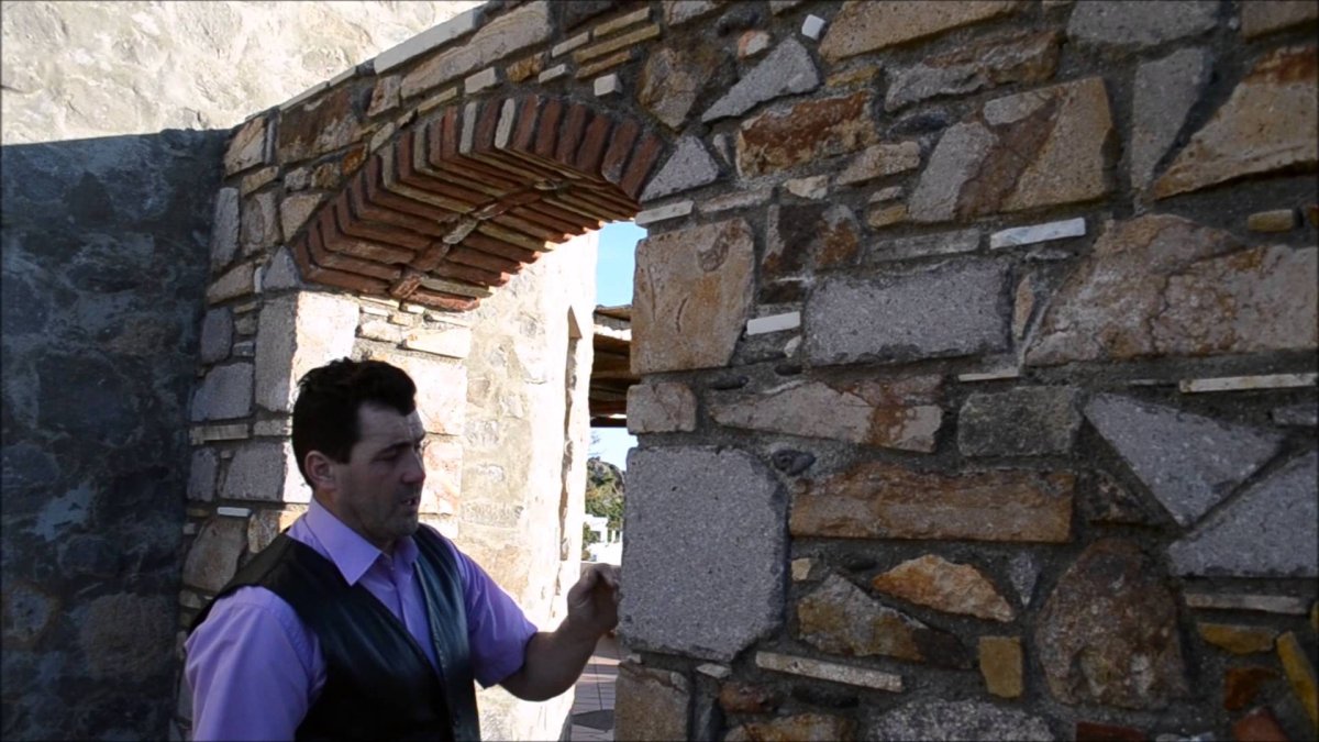 Дом из бутового камня