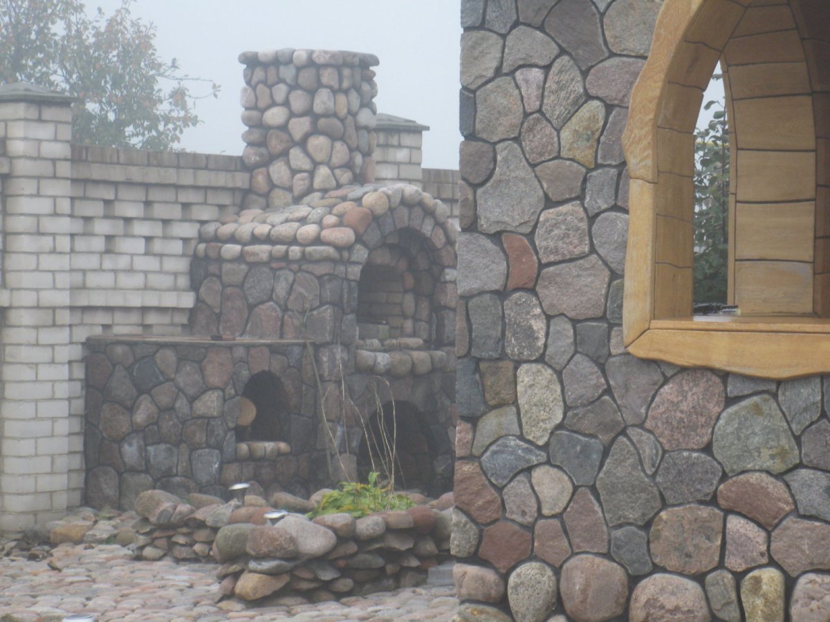 Забор отделанный камнем