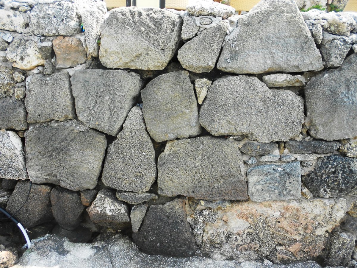 Дом из булыжника