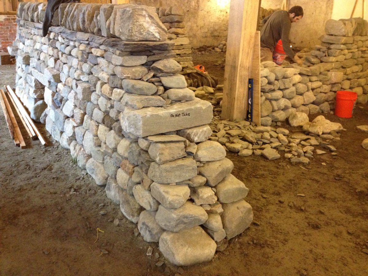 Домик из дикого камня