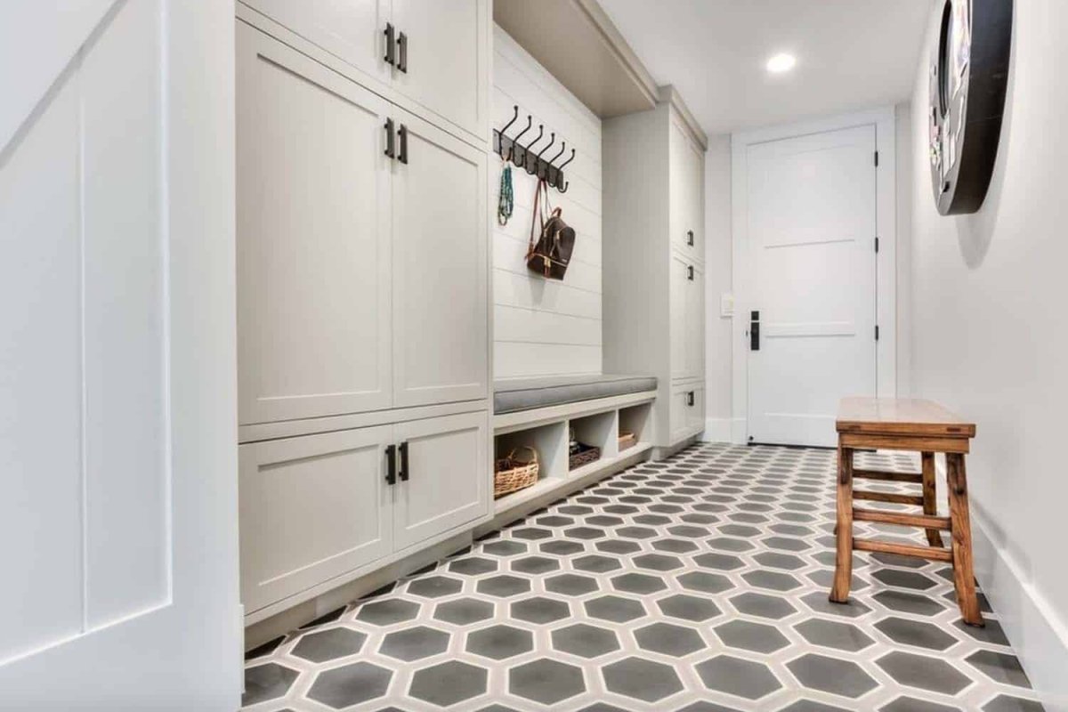 Белая плитка в прихожей