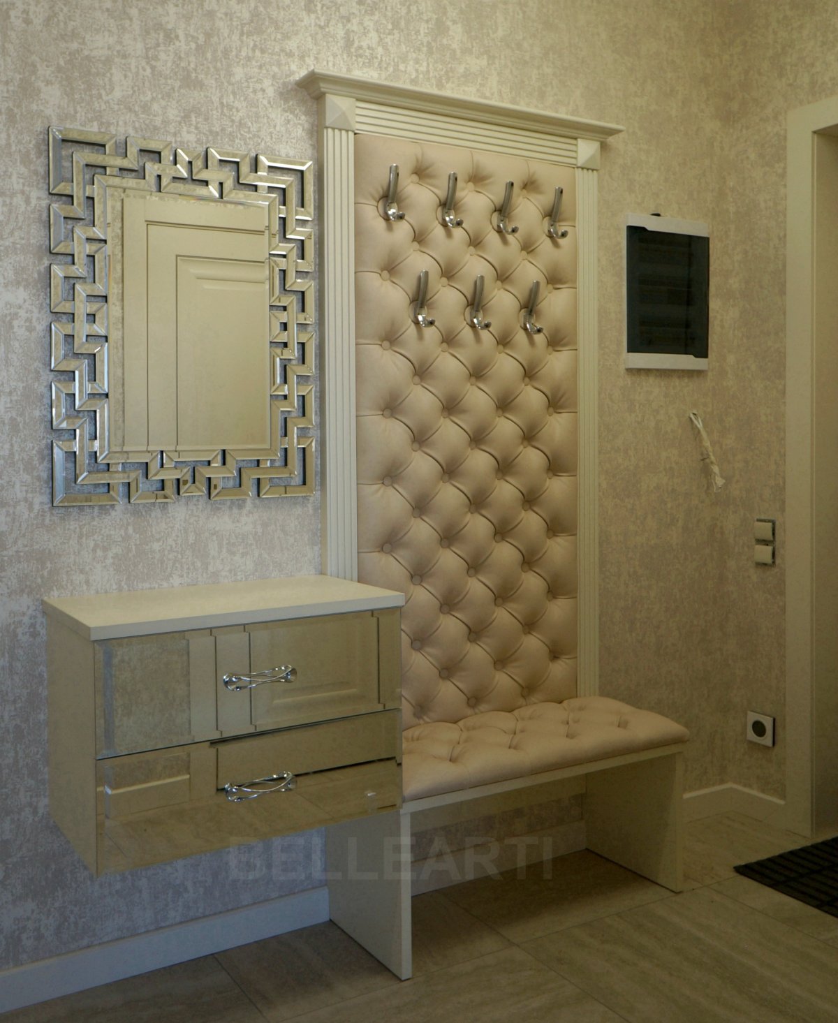 Каретная стяжка в прихожей с вешалкой