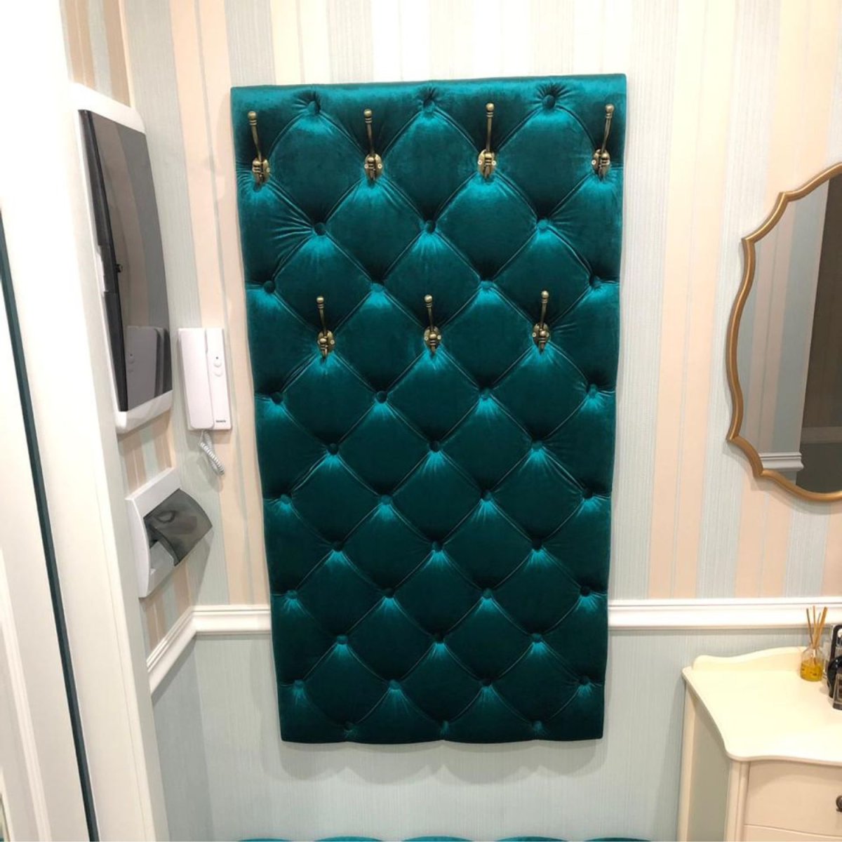 Прихожая с каретной стяжкой и шкафом купе