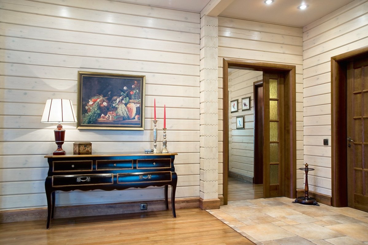 Интерьер спальни отделанной имитацией бруса