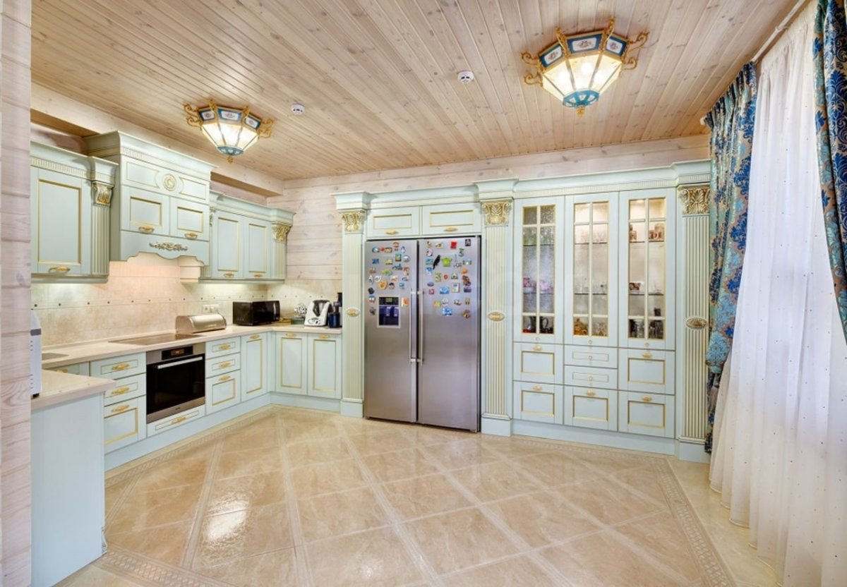 Гостиная со столовой в деревянном доме