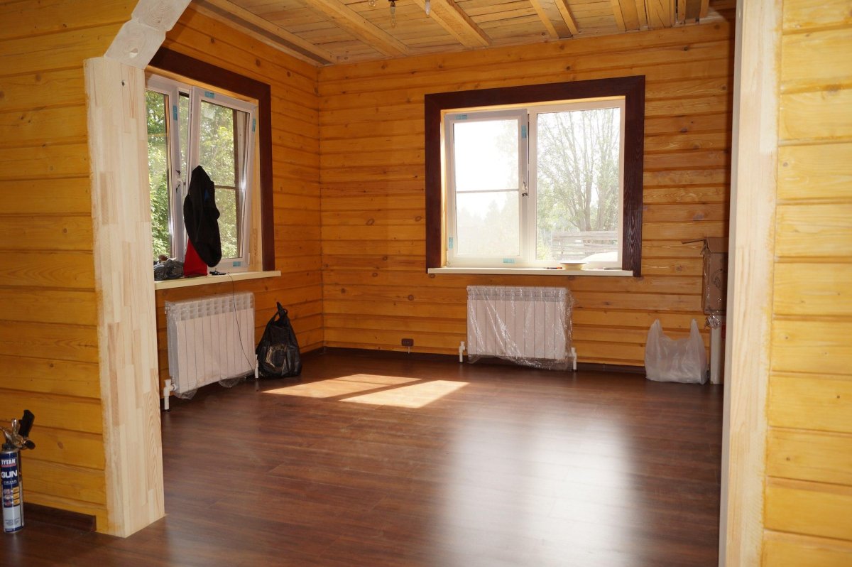 Старый бревенчатый дом изнутри