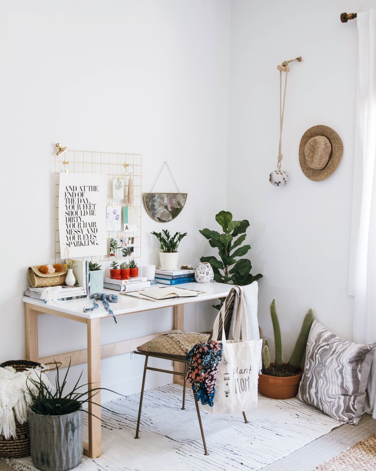 Декорация письменного стола