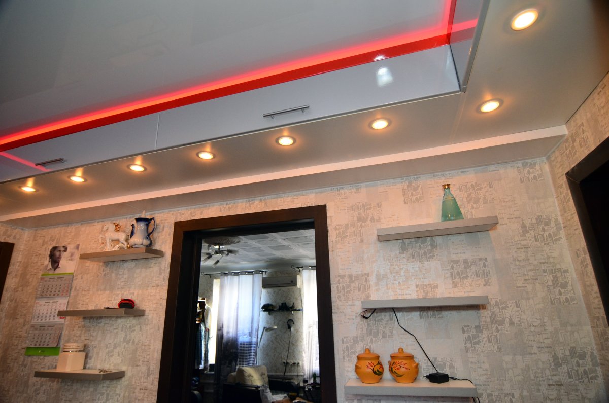 Натяжной потолок с балкой