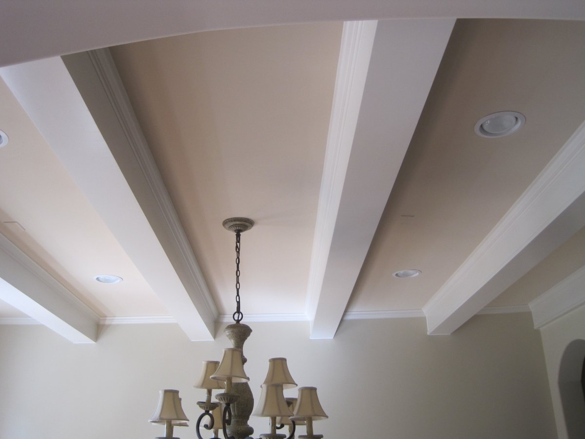 Натяжной потолок с балками