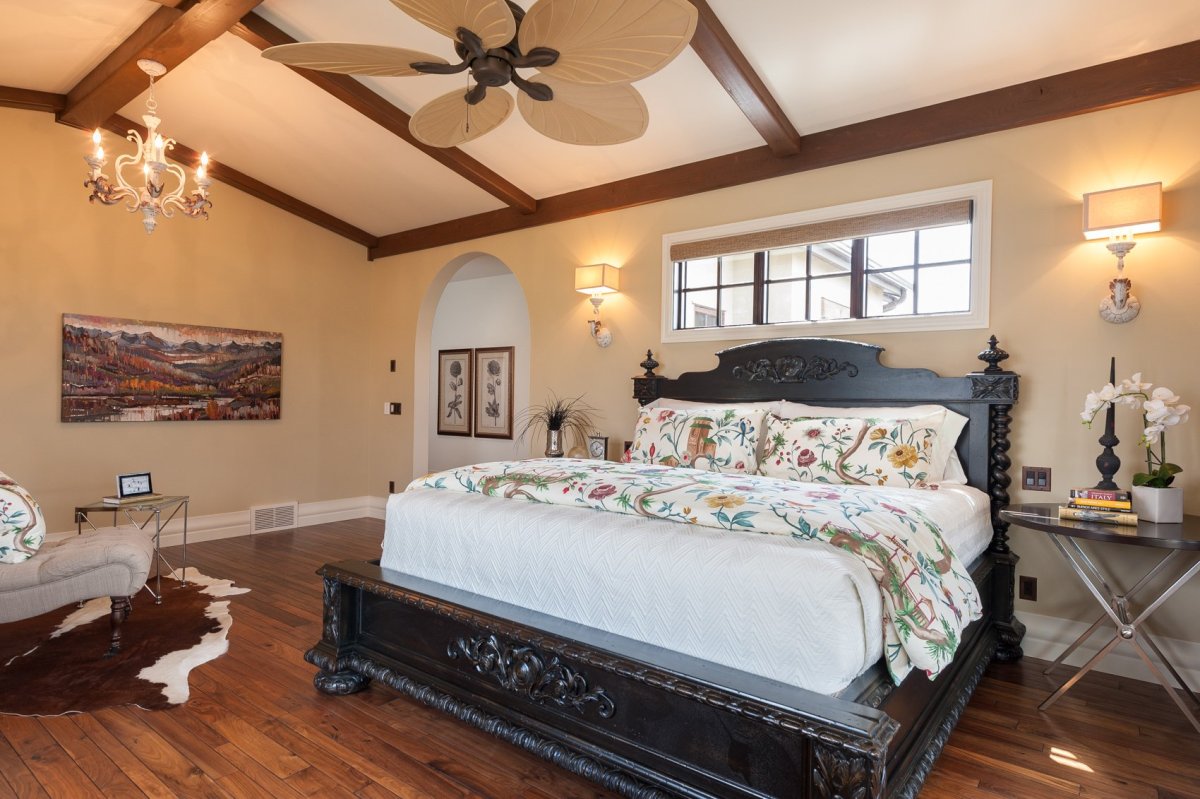 Фальшбалки в интерьере гостиной