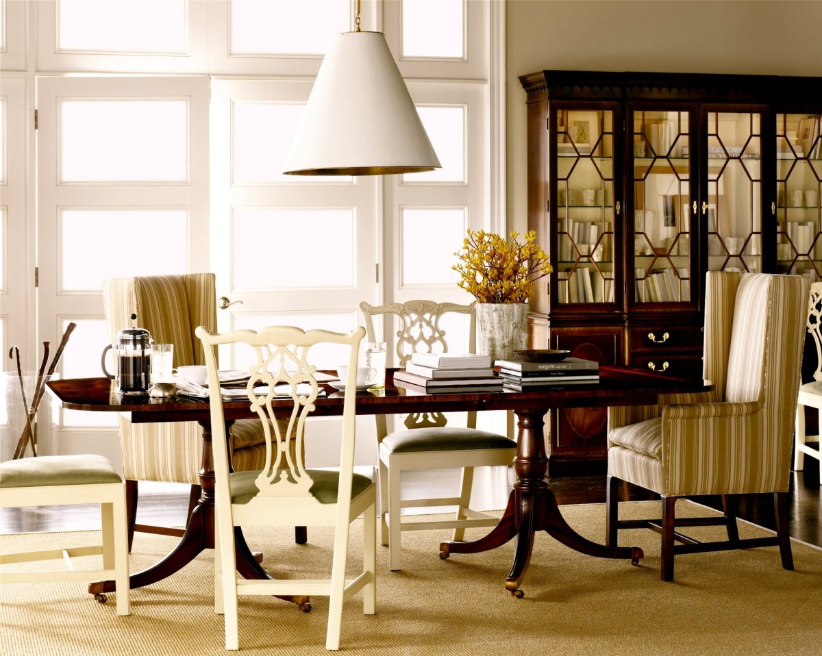 Обеденный стол в колониальном стиле