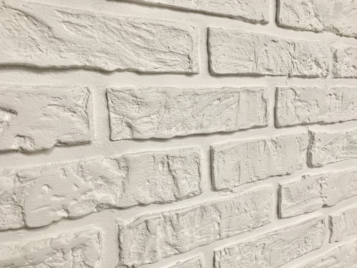 Кирпичики на стене из шпаклевки