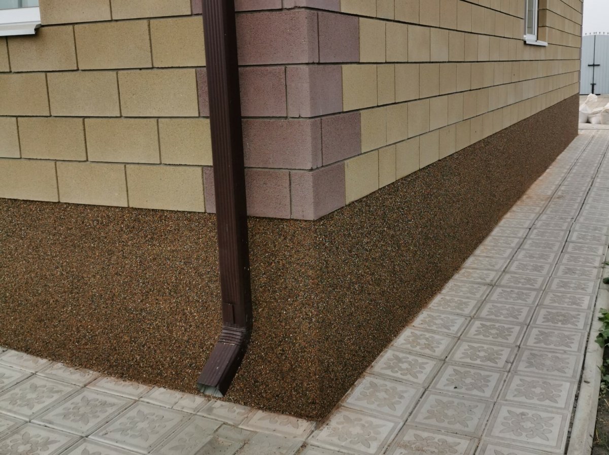 Отделка цоколя штукатуркой мраморная крошка