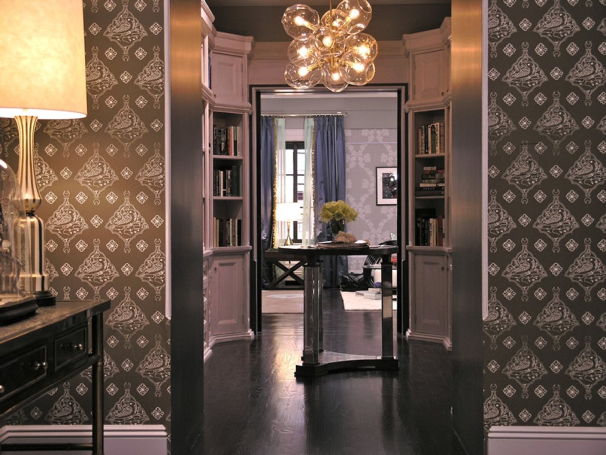 Темные обои в прихожей