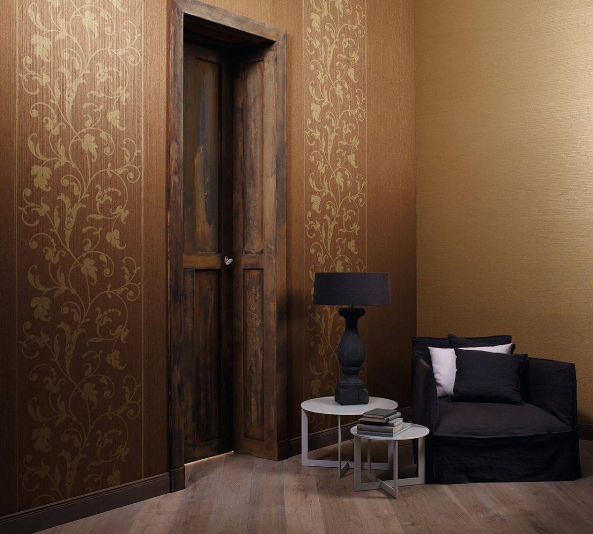 Прихожая с темными дверями
