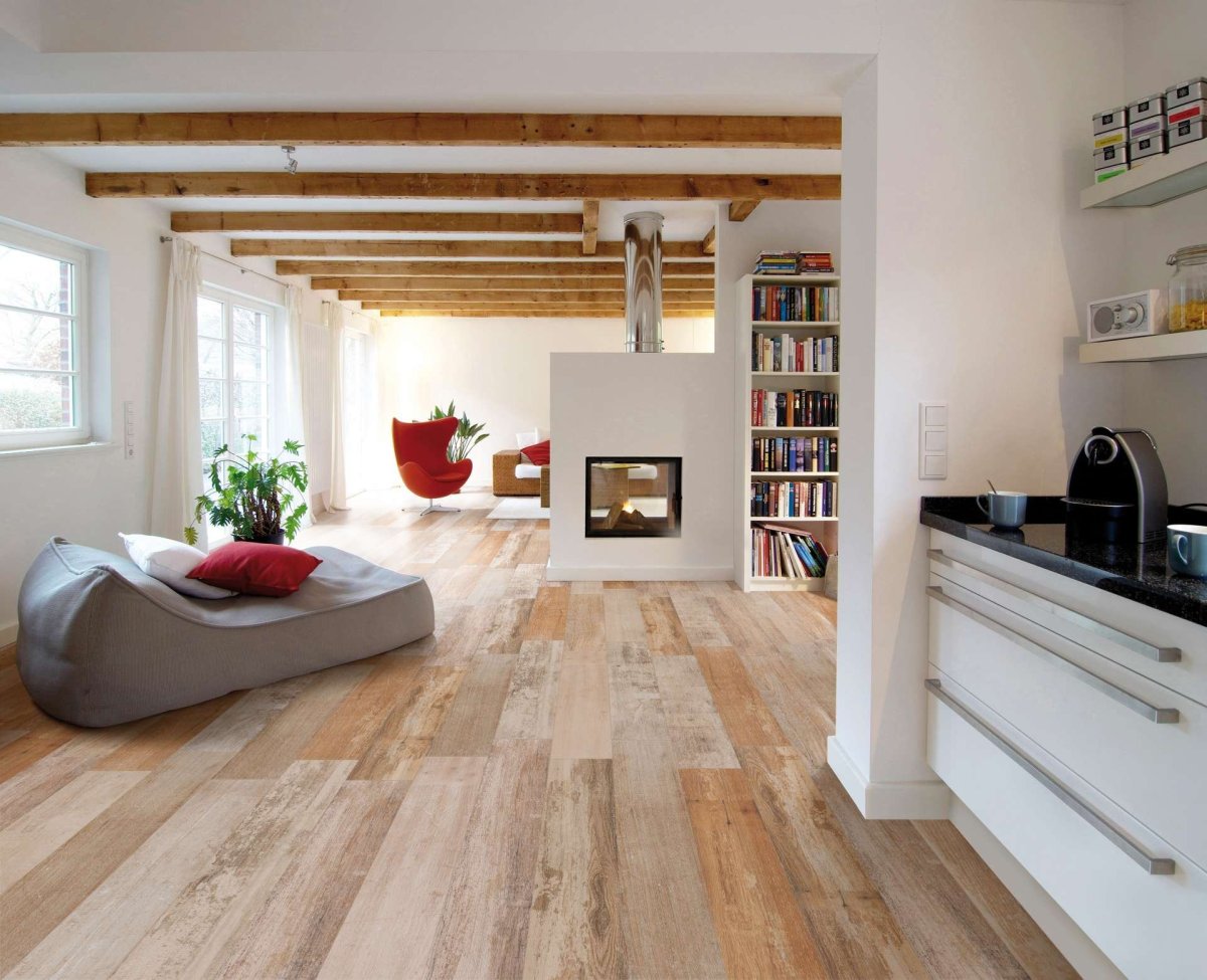 Гостиная с деревянными полами