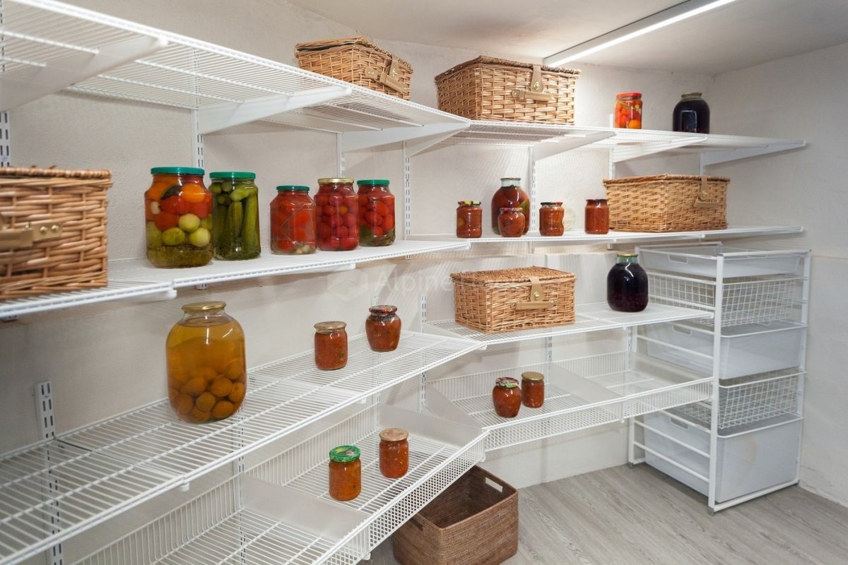 Интерьер кладовки