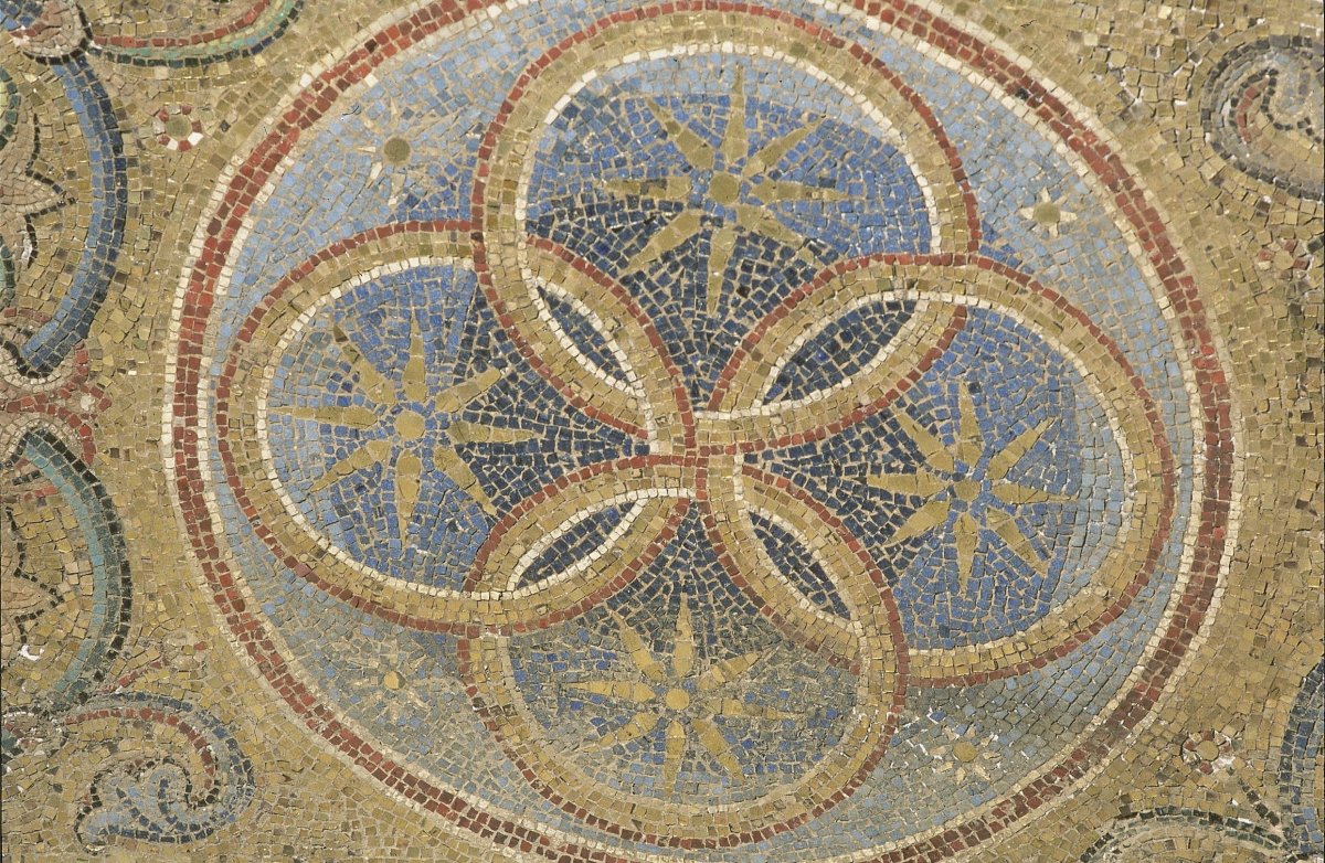 Стена розовая штукатурка