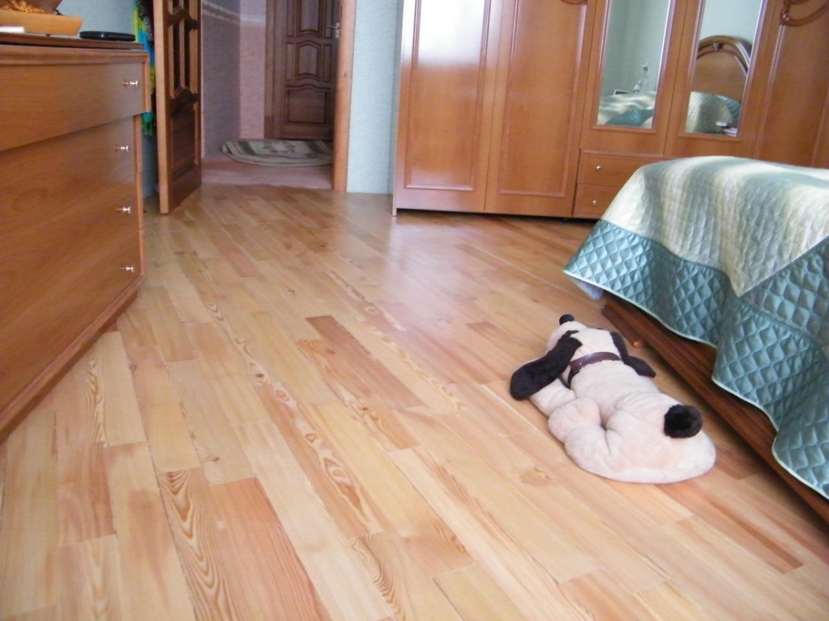 Пол из лиственницы в комнате