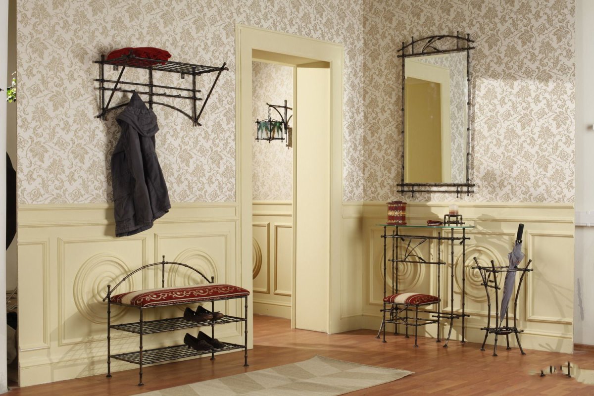 Прихожая встроенной скамейкой