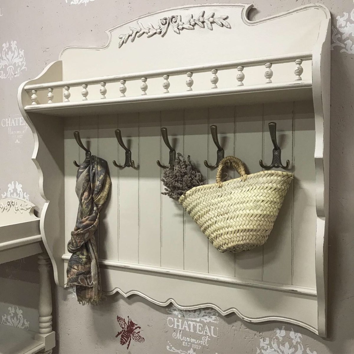 Скамейка с вешалкой в прихожую