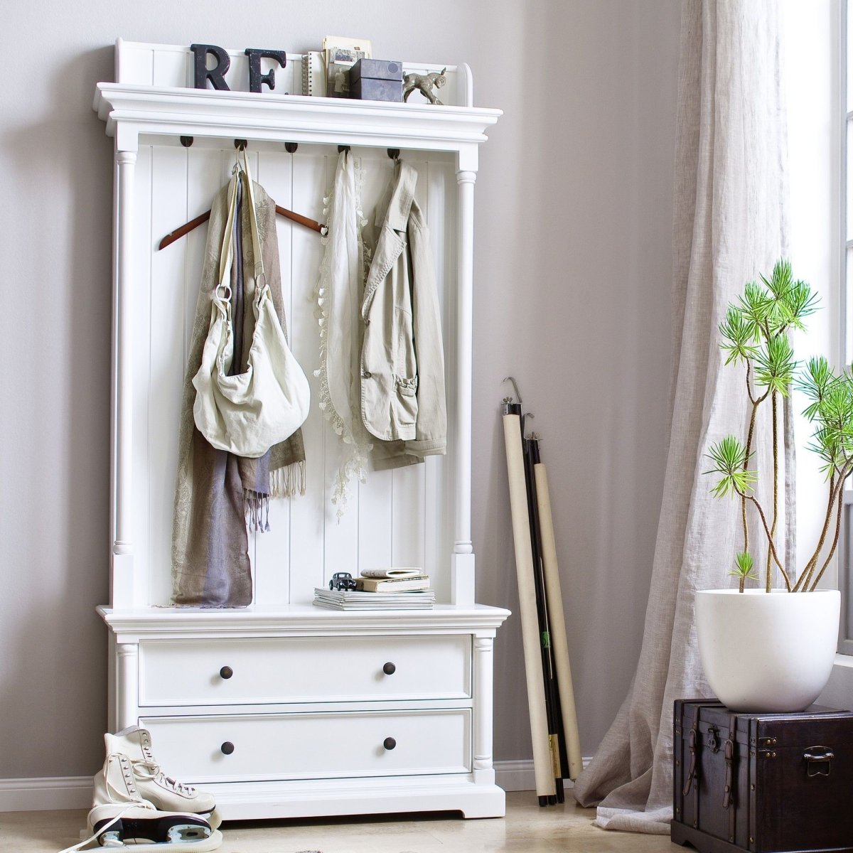 Небольшая вешалка в прихожую