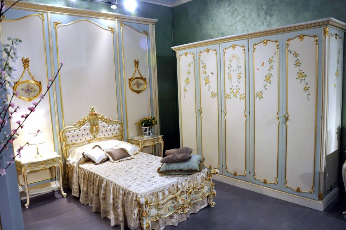 Спальные гарнитуры Версаче