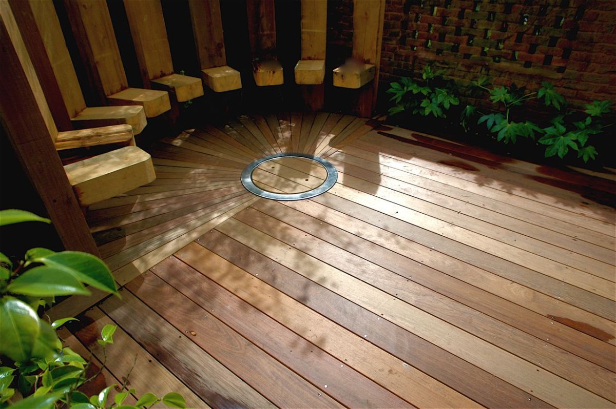Деревянный пол в беседке