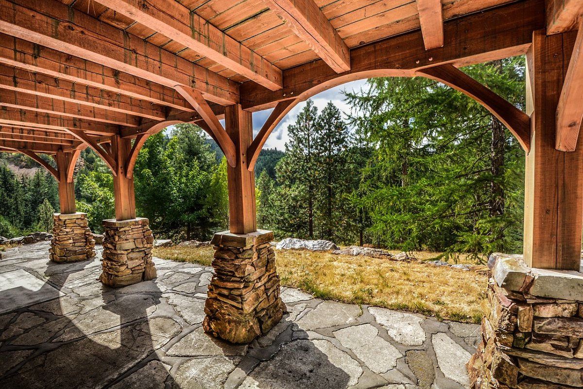 Колонны из камня и дерева