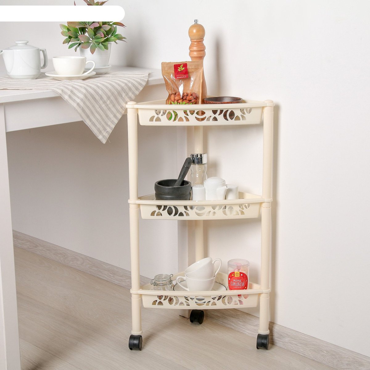 Декоративные угловые полочки