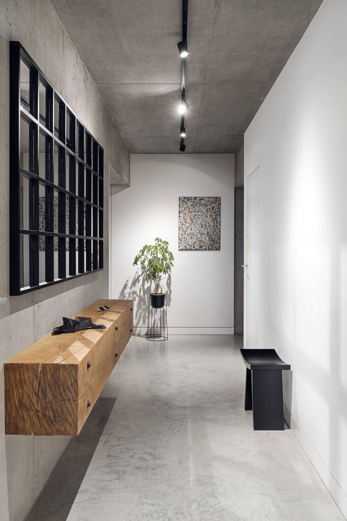 Прихожая бетон и дерево