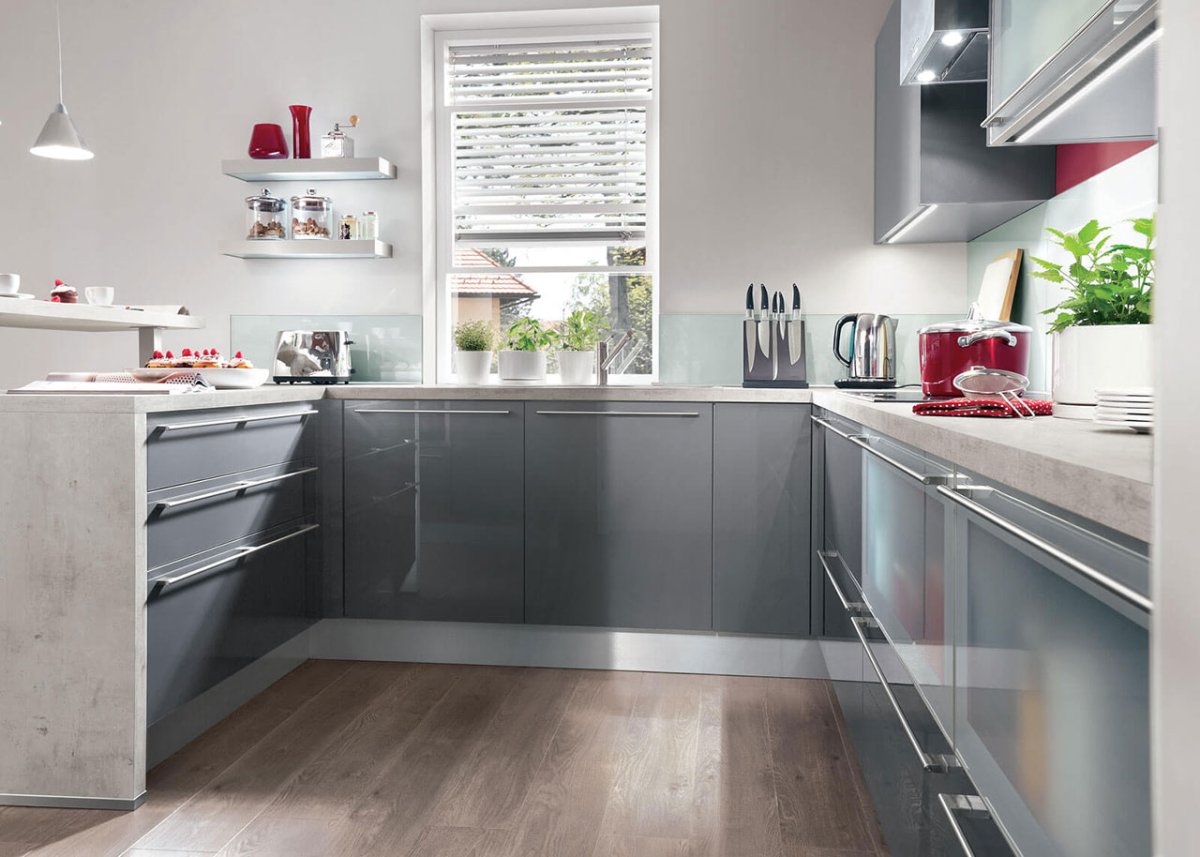 Серая кухня с серым полом