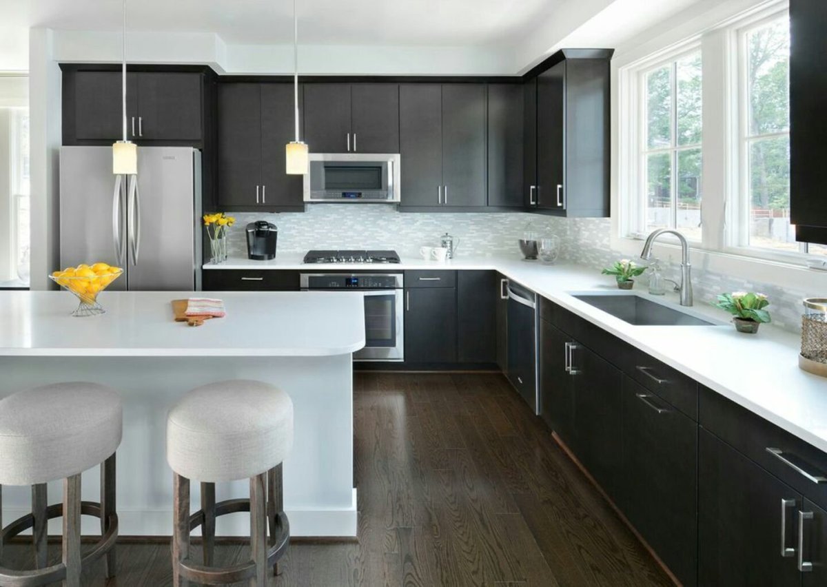 Серо белая кухня с черной столешницей