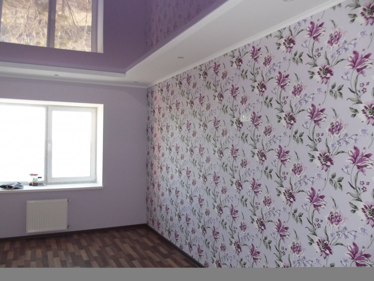 Поклейка обоев в прямоугольной комнате