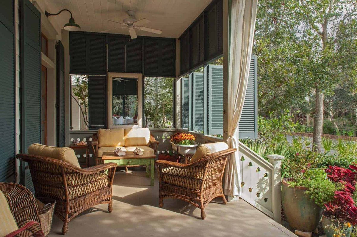 Белая веранда на даче