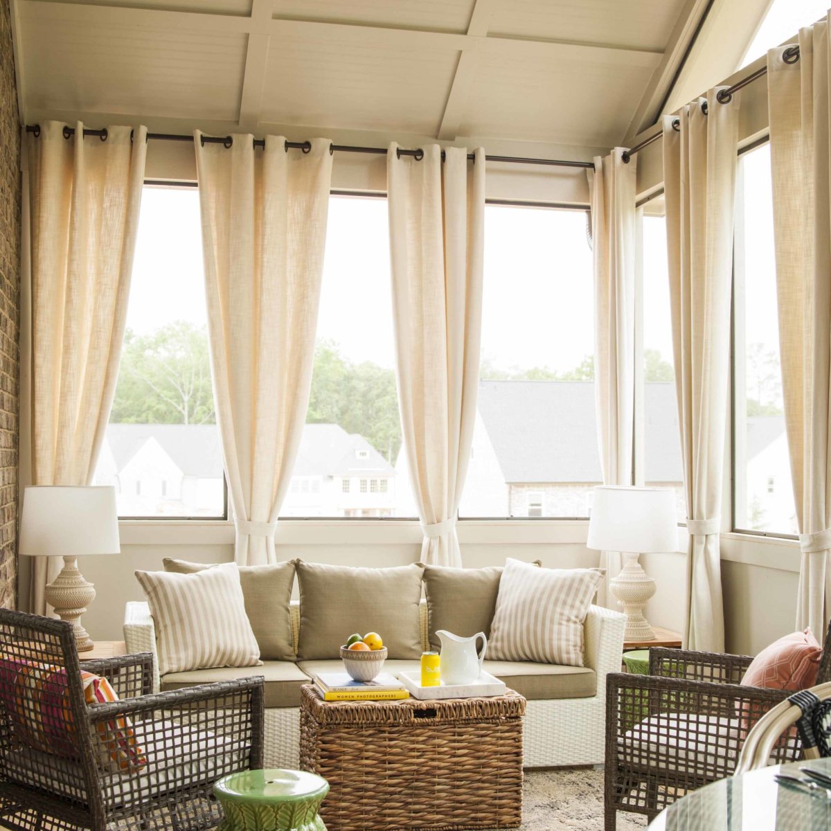 Открытая веранда со шторами
