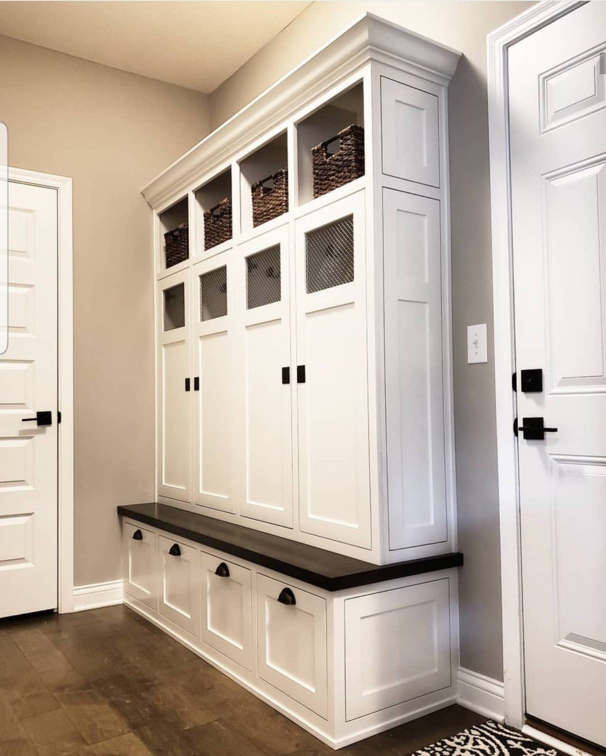 Навесной ящик в прихожую