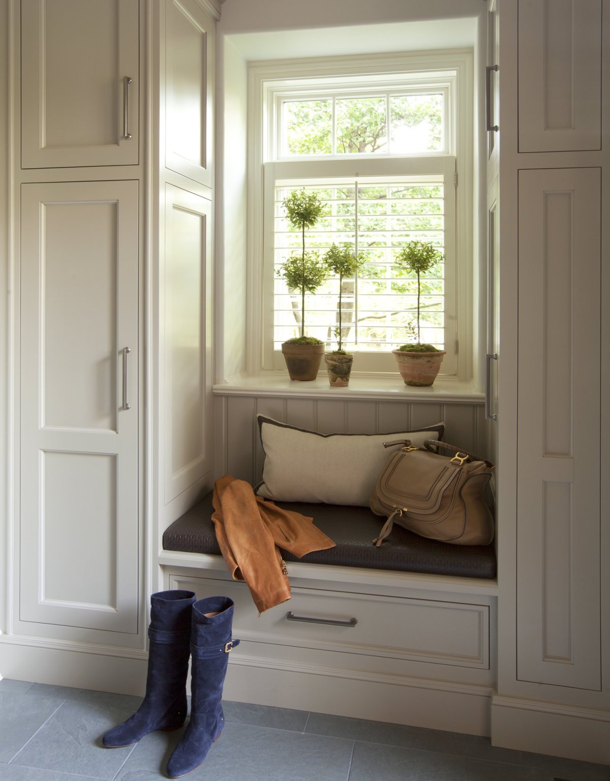 Диванчик для прихожей в дом