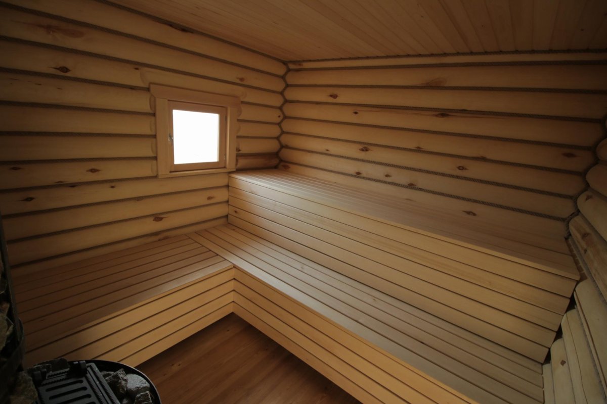 Интерьер бани из бревна