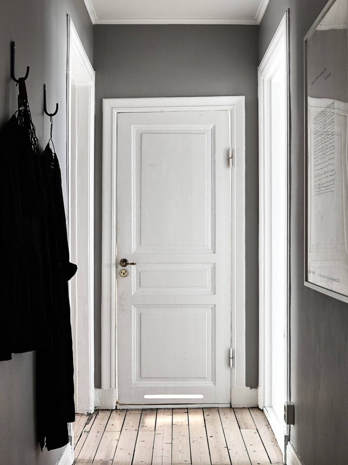 Синяя входная дверь в интерьере