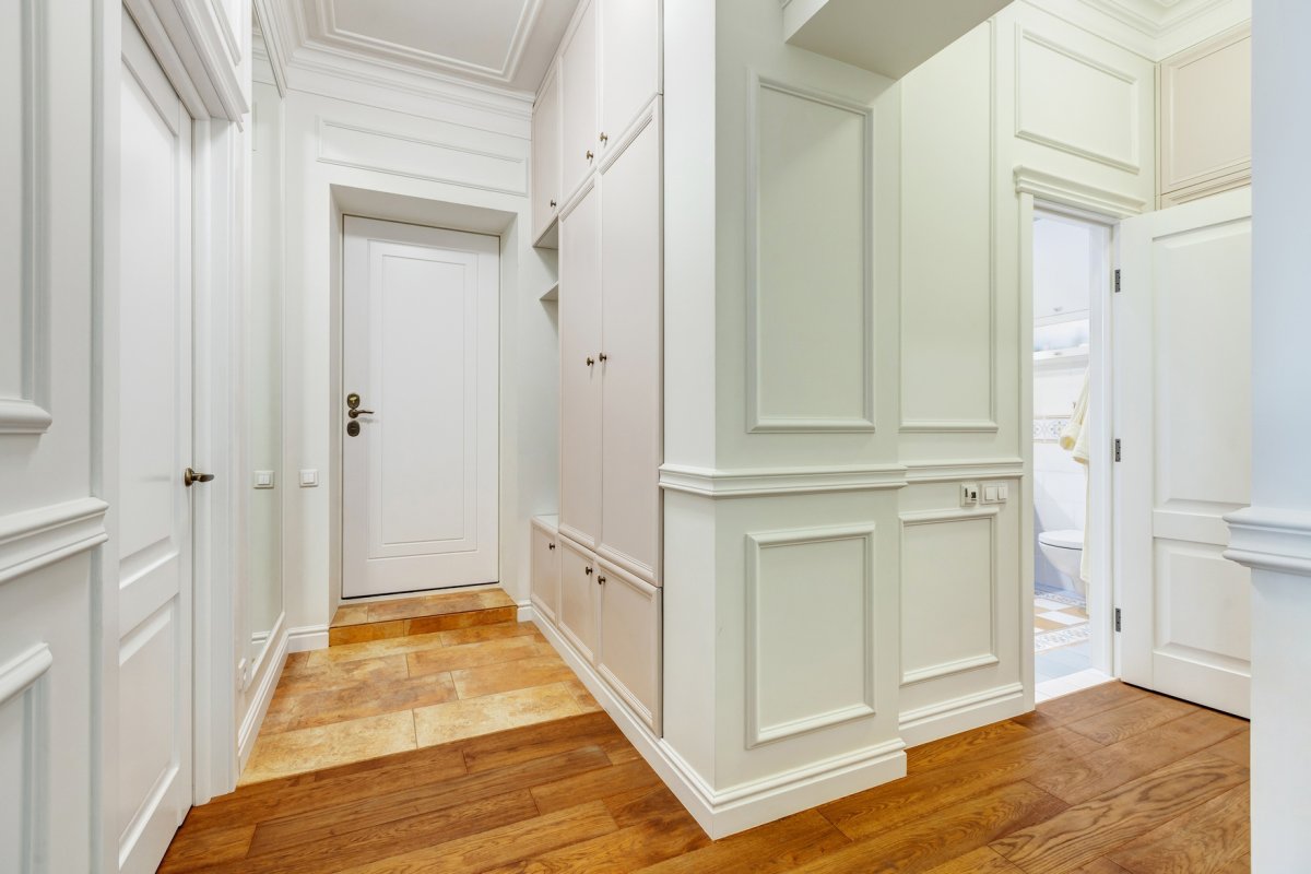 Серо розовая прихожая