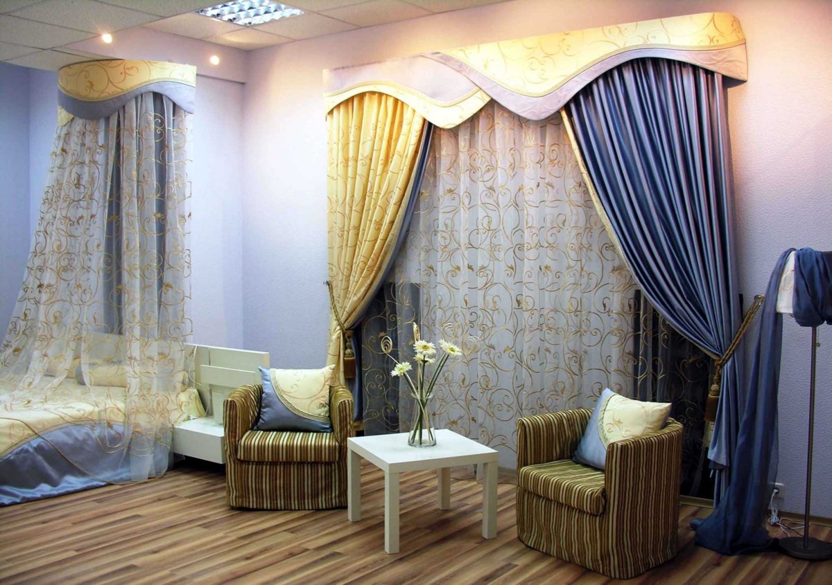 Ламбрекены для маленького зала