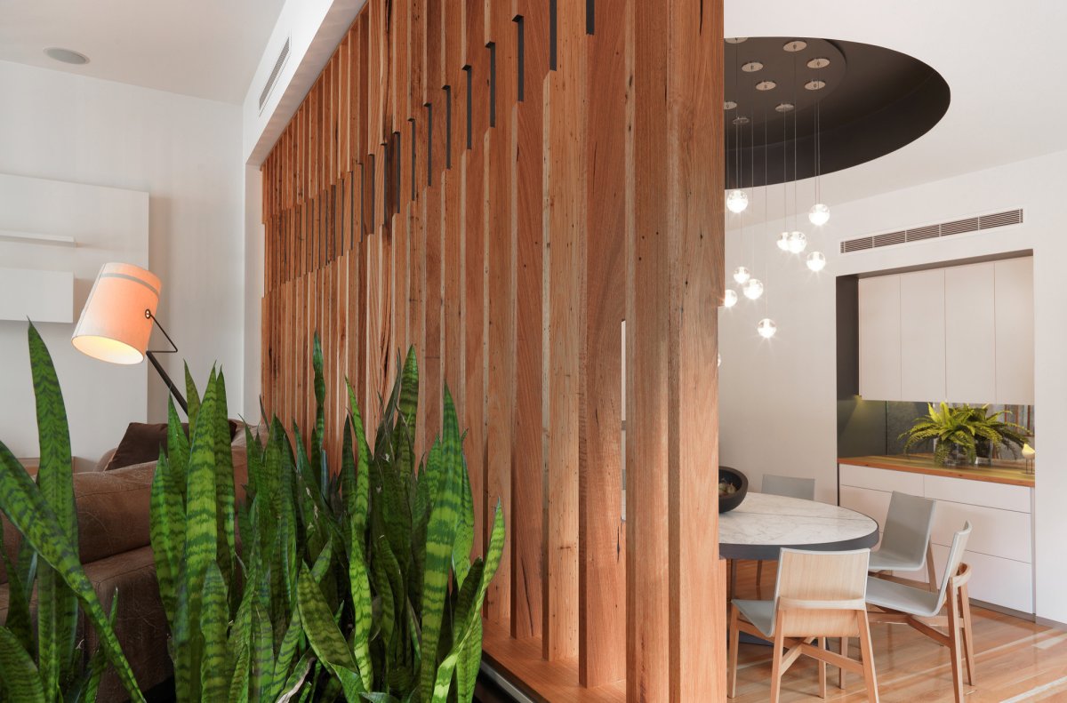 Деревянные перегородки для зонирования пространства в комнате