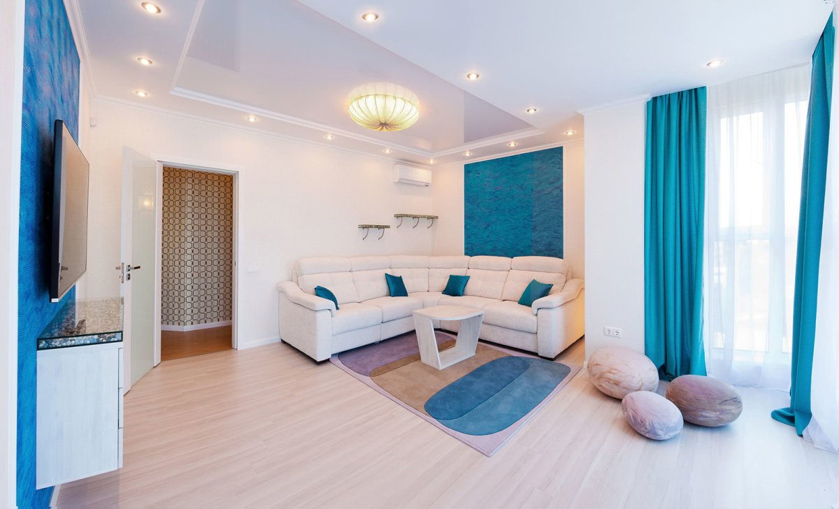 Натяжной потолок в светлой комнате