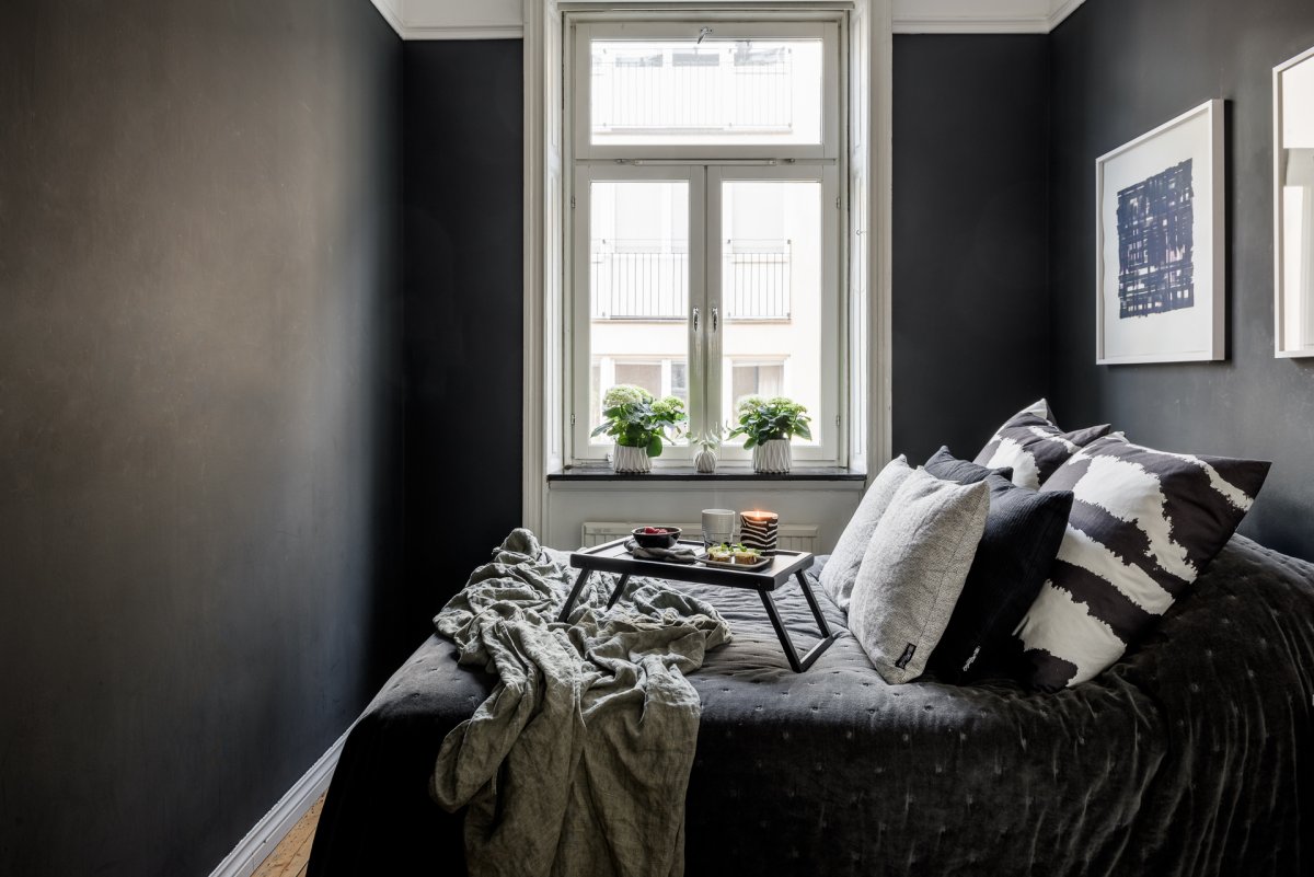 Темный интерьер в маленькой квартире
