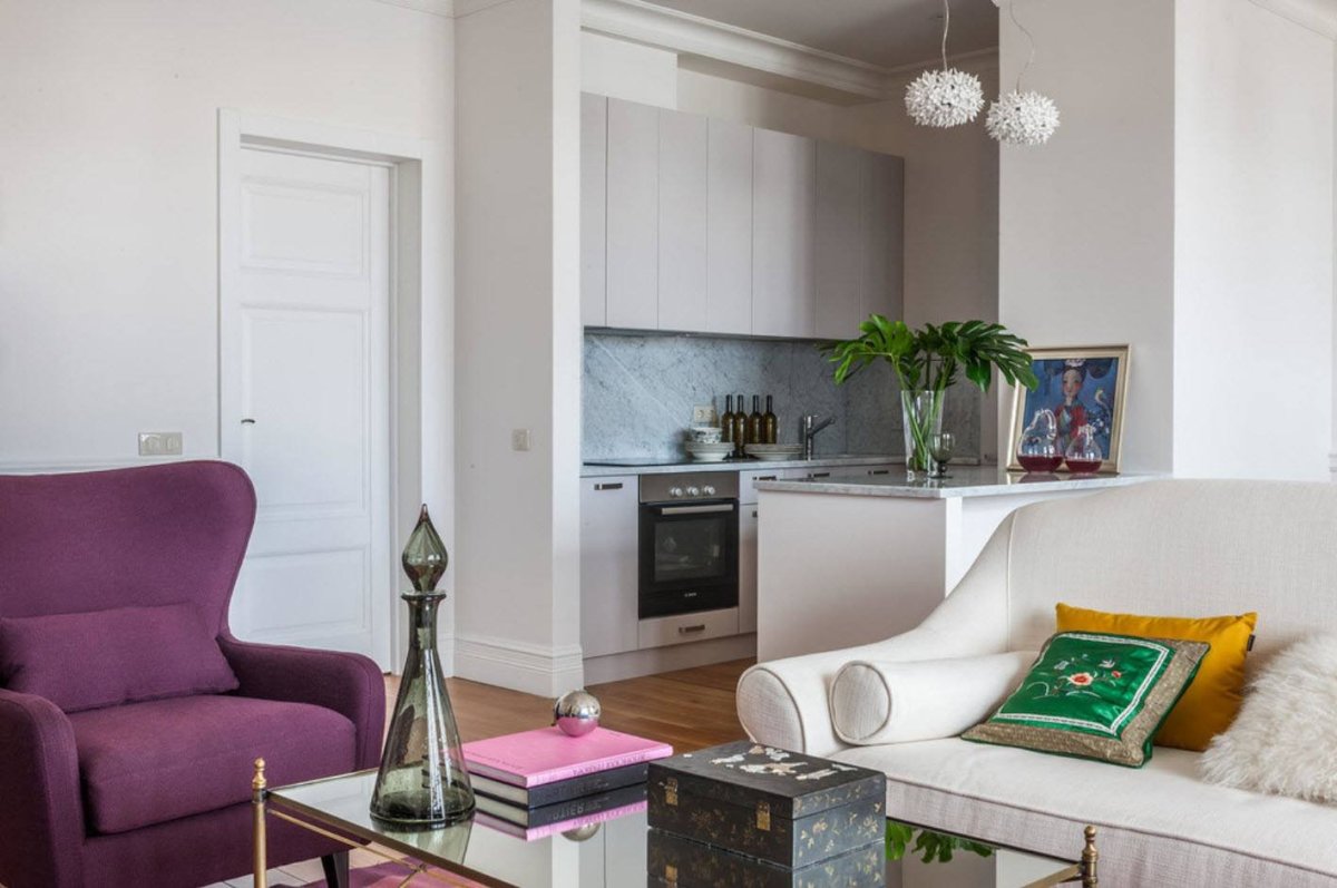 Интерьер гостиной с кухней нишей