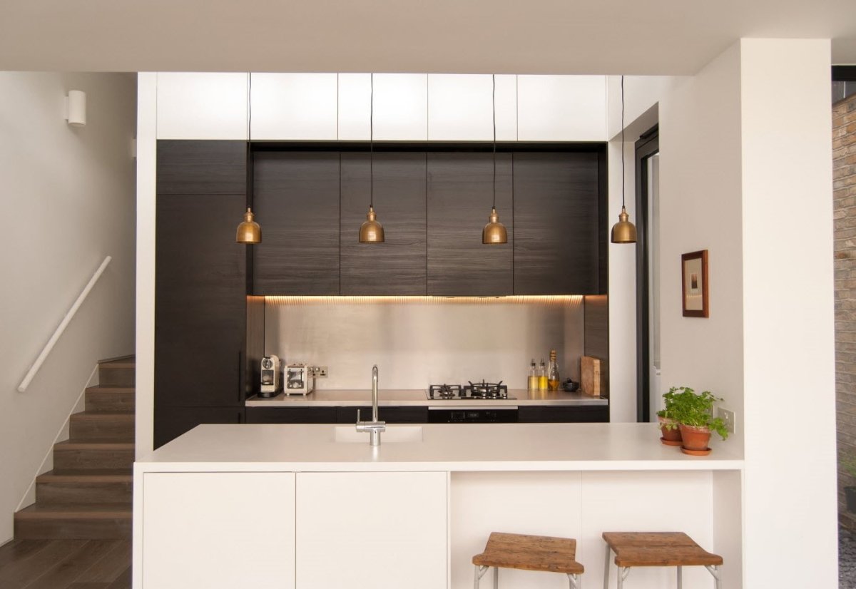 Кухня со стенкой для телевизора