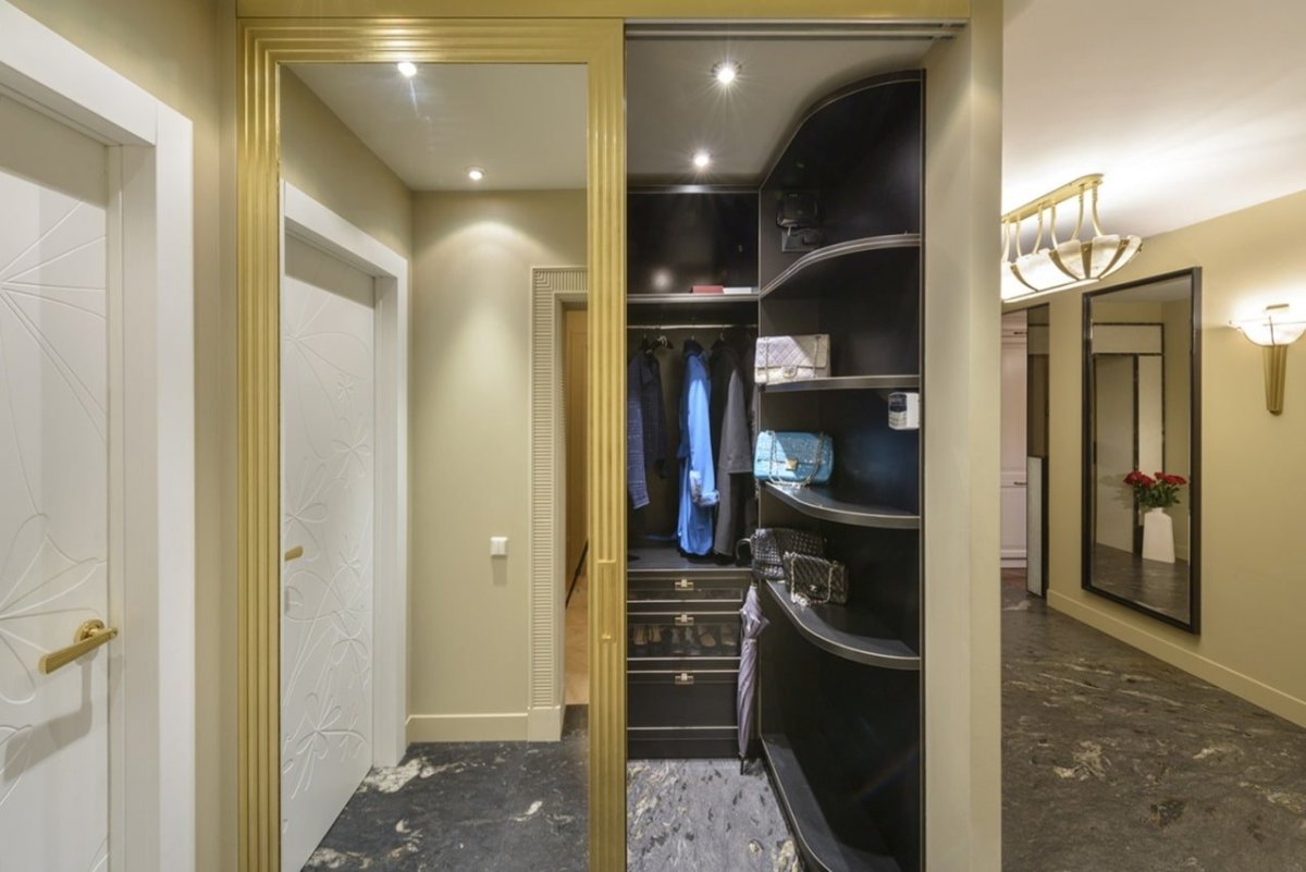 Прихожая в современном стиле с гардеробной